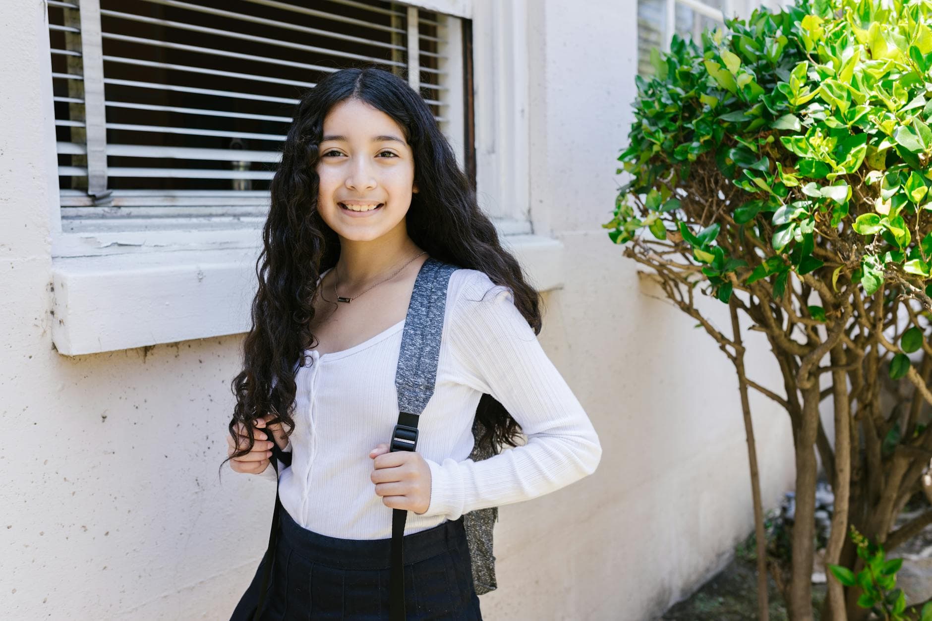 Adolescente de 13 ans rayonnante, instant spontané