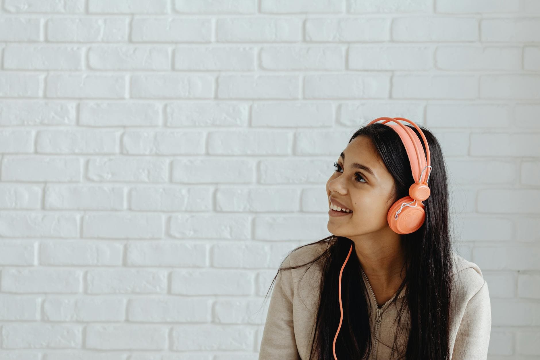 Adolescente de 14 ans souriante en extérieur