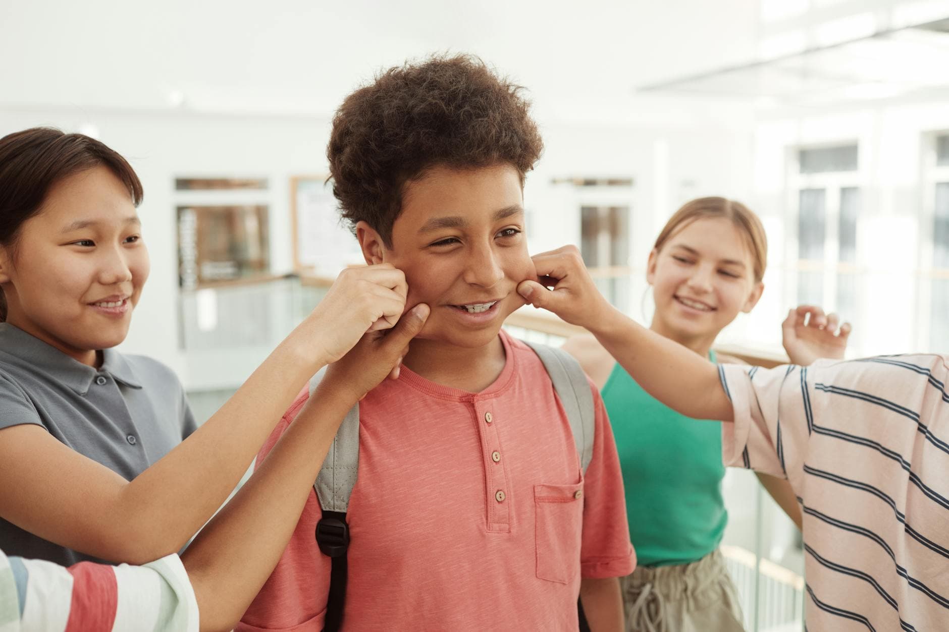 Adolescent de 15 ans souriant dans une ambiance lumineuse