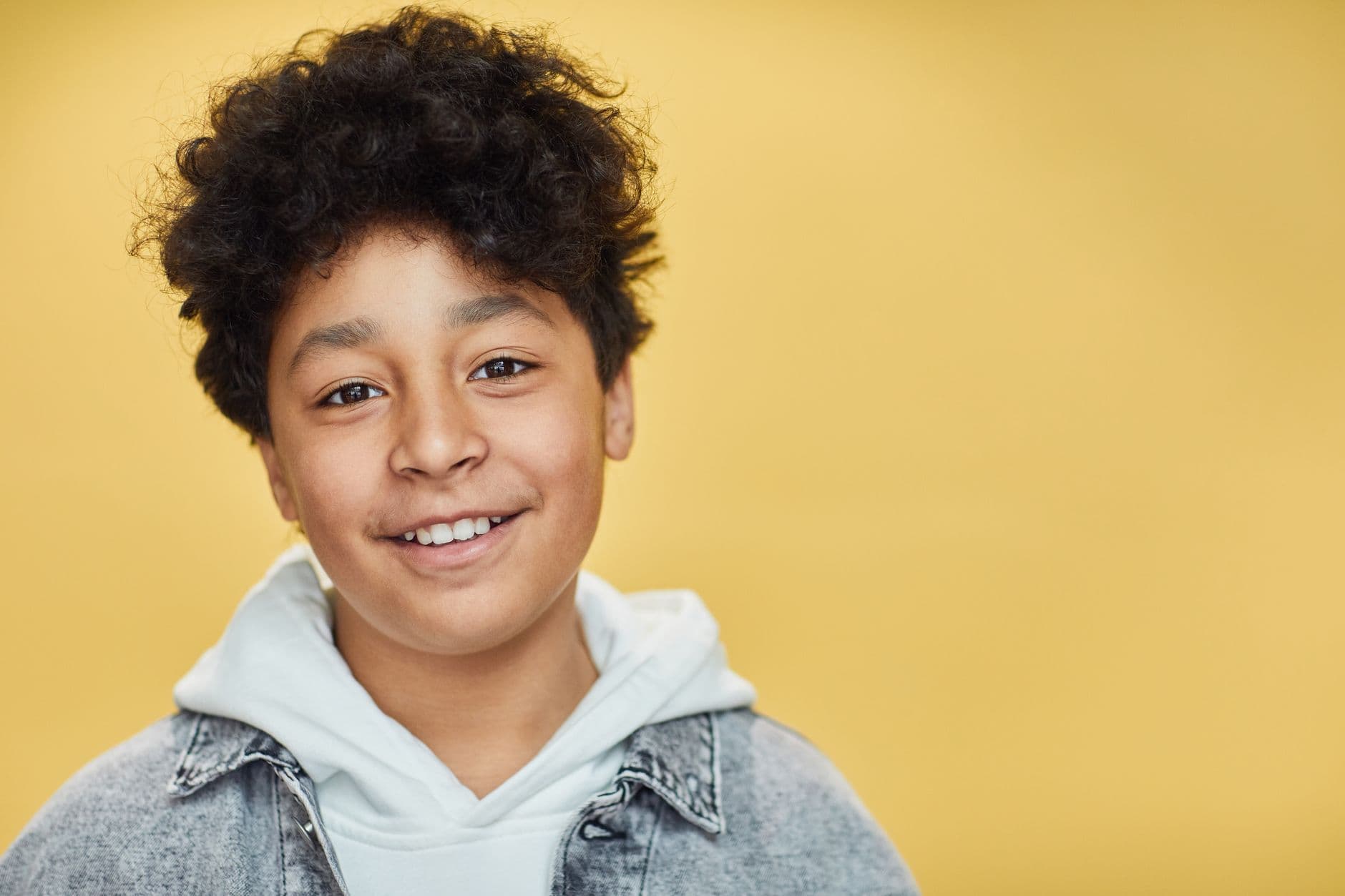 Portrait naturel d'un adolescent de 16 ans qui rit