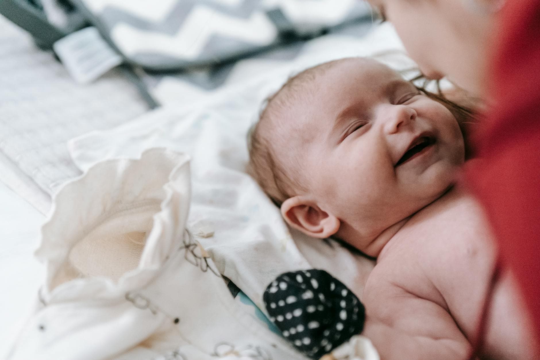 Bébé de 2 ans épanoui en pleine lumière