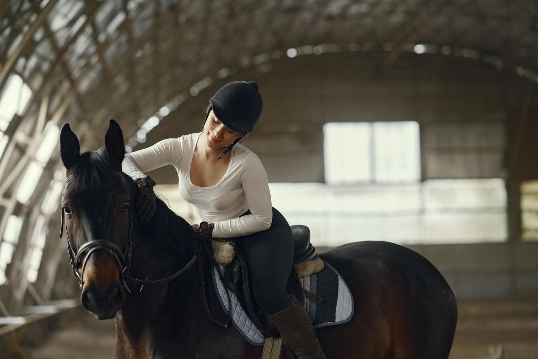 Cavalière en plein cours d'équitation