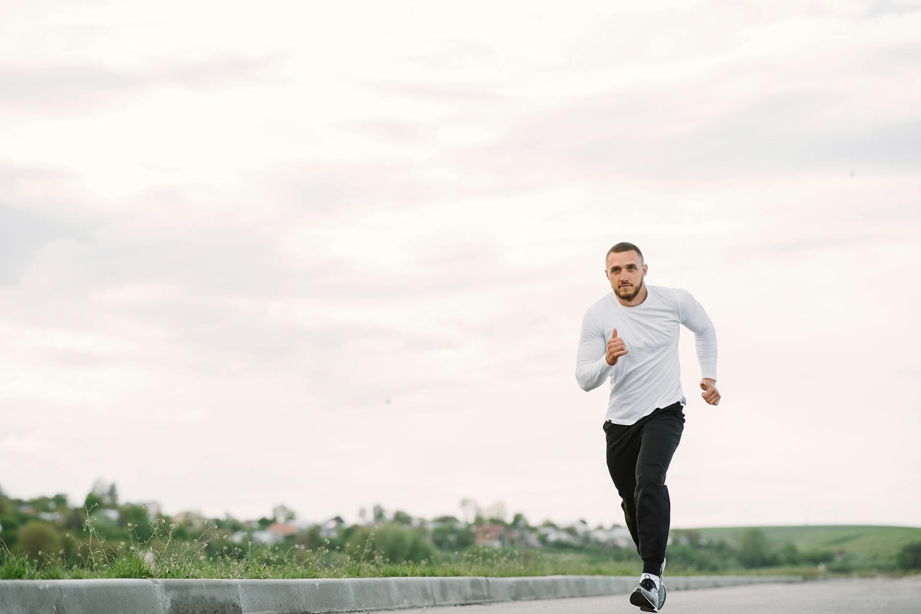 Coureur en plein effort sur route