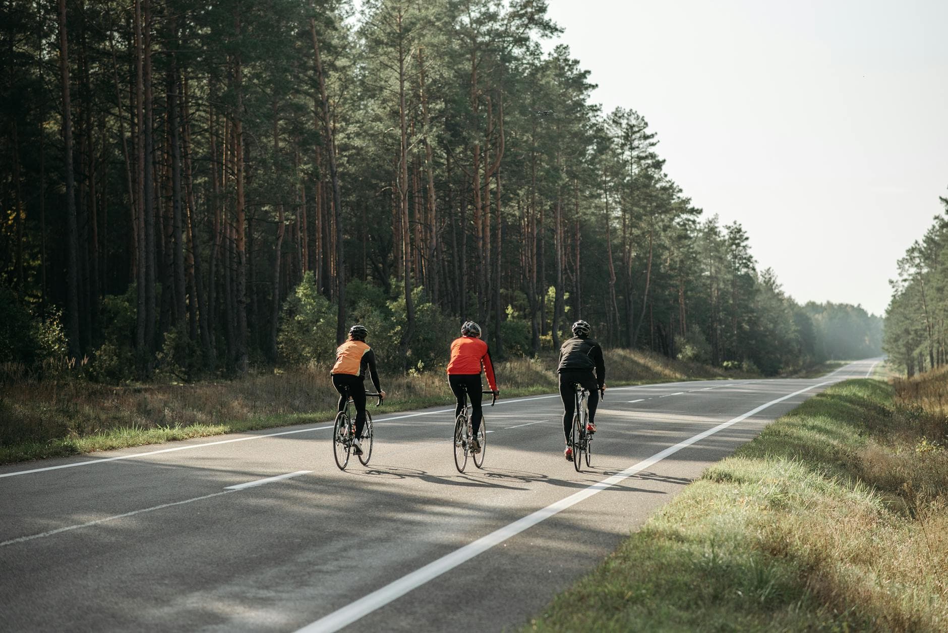 Cycliste sur route en pleine sortie