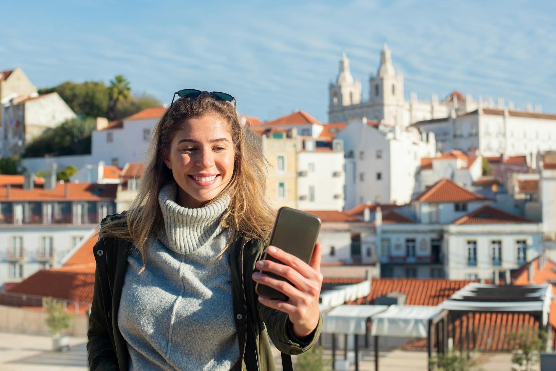 Femme de 18 ans souriante dans une ambiance chaleureuse