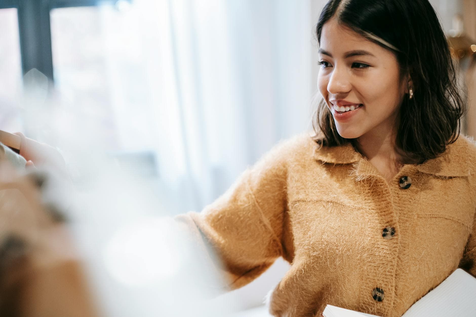 Portrait lumineux et naturel d'une femme de 19 ans