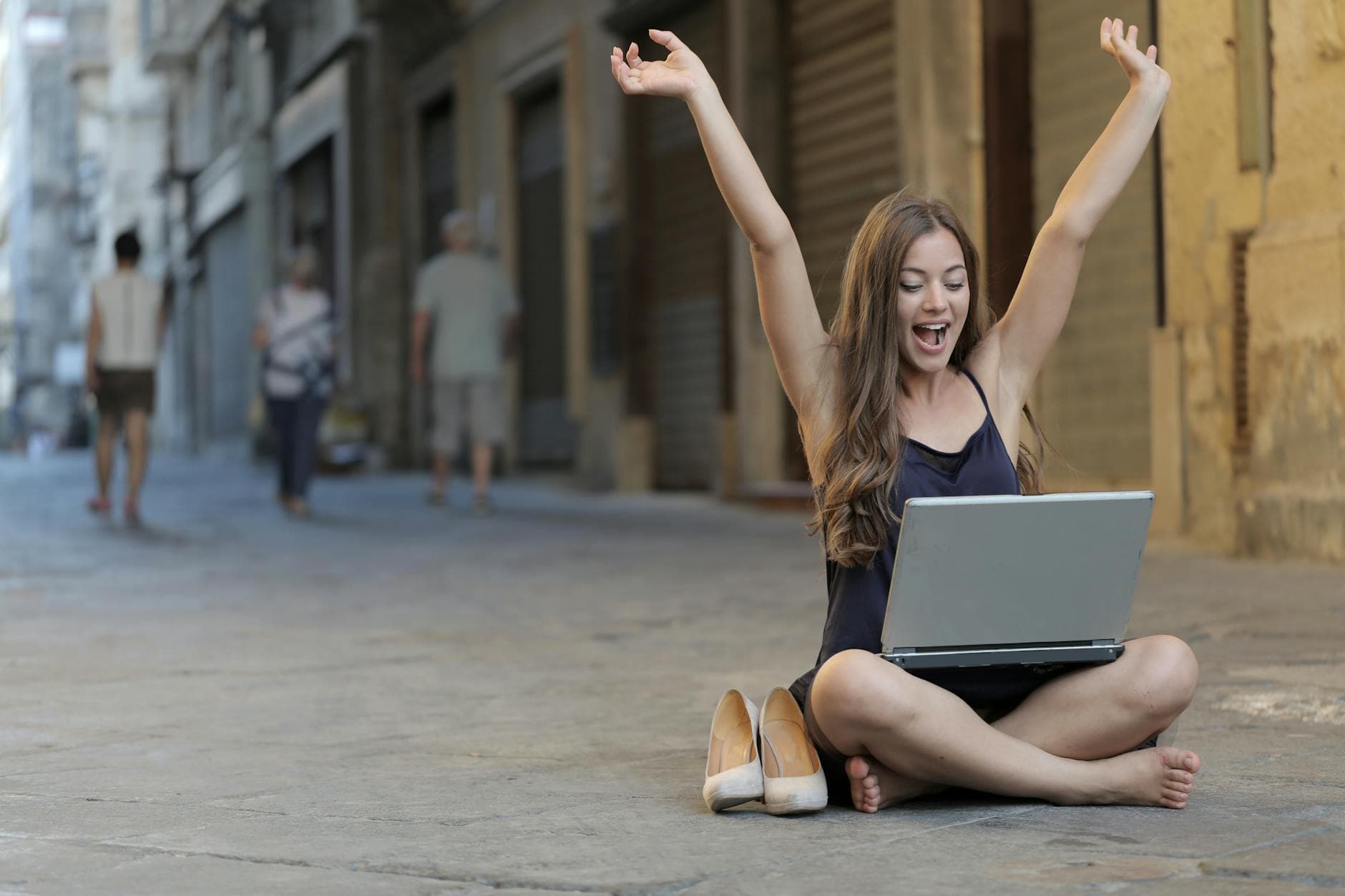 Femme de 20 ans pleine de joie, instant du quotidien