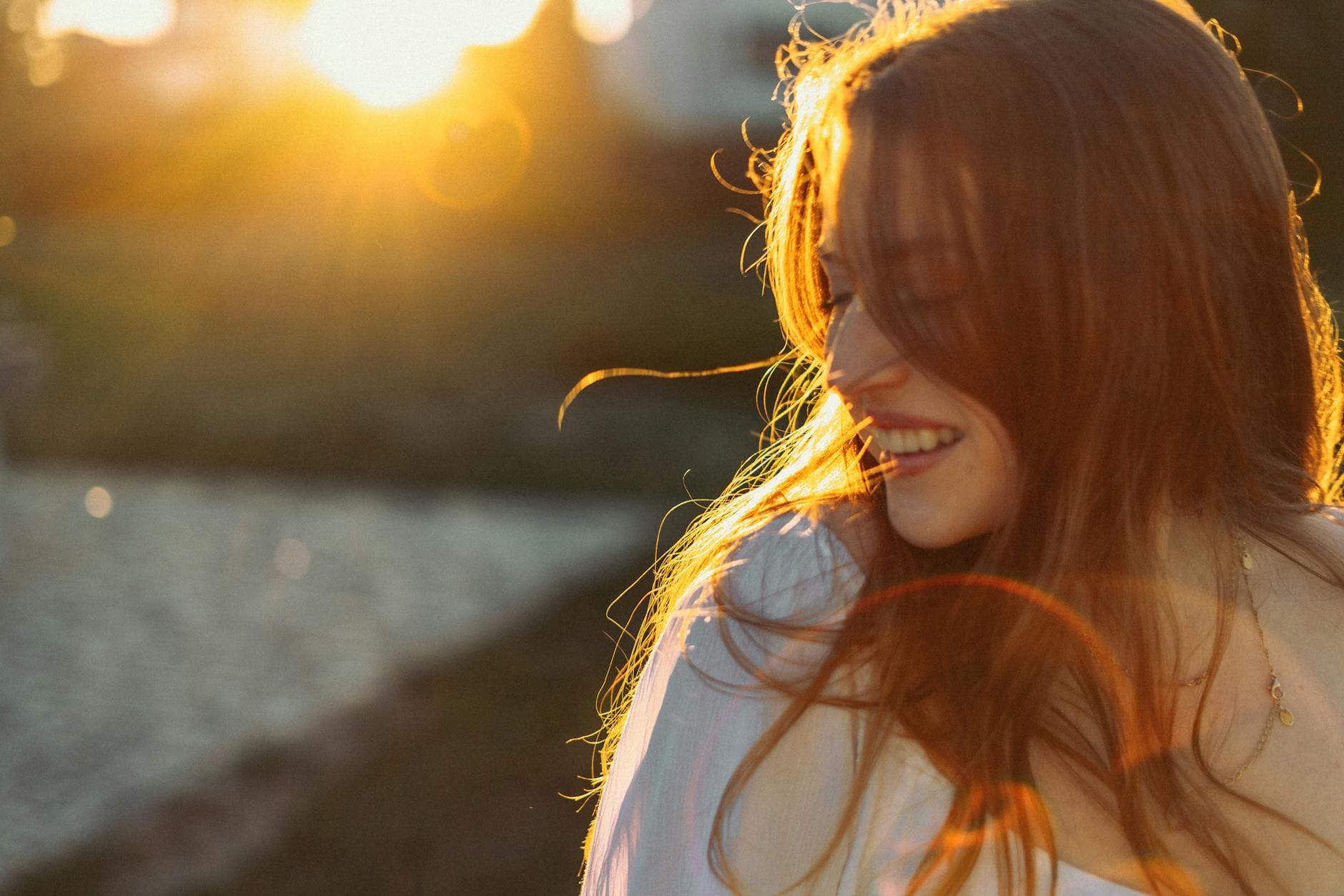 Femme de 23 ans souriante dans une ambiance chaleureuse