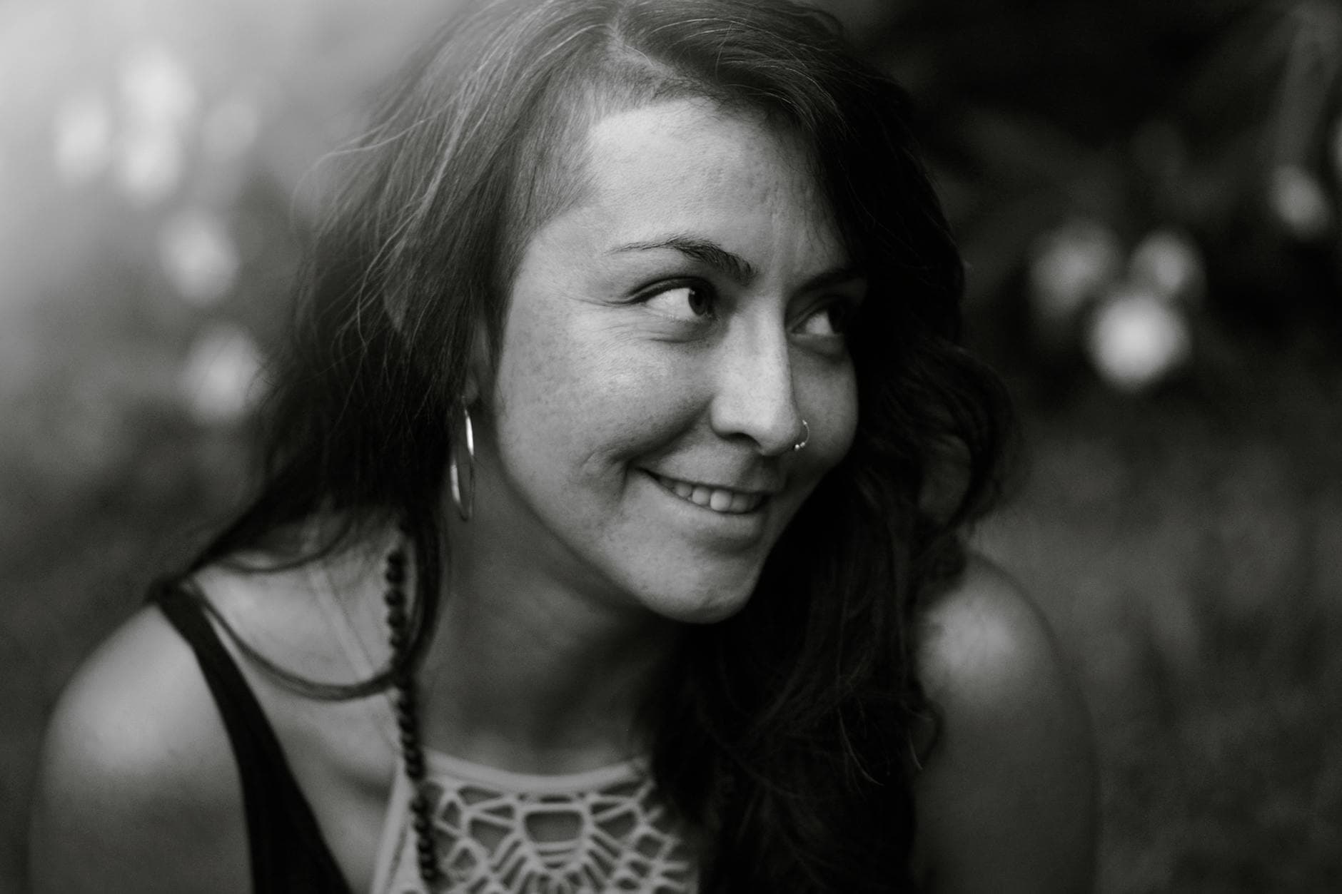 Portrait lumineux et naturel d'une femme de 24 ans