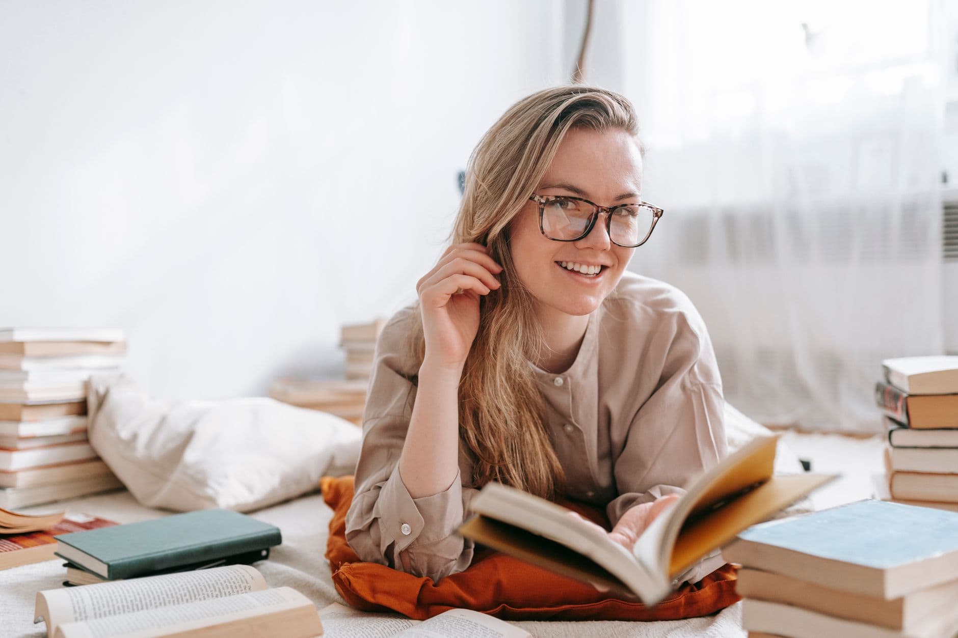 Femme de 26 ans pleine de joie, instant du quotidien