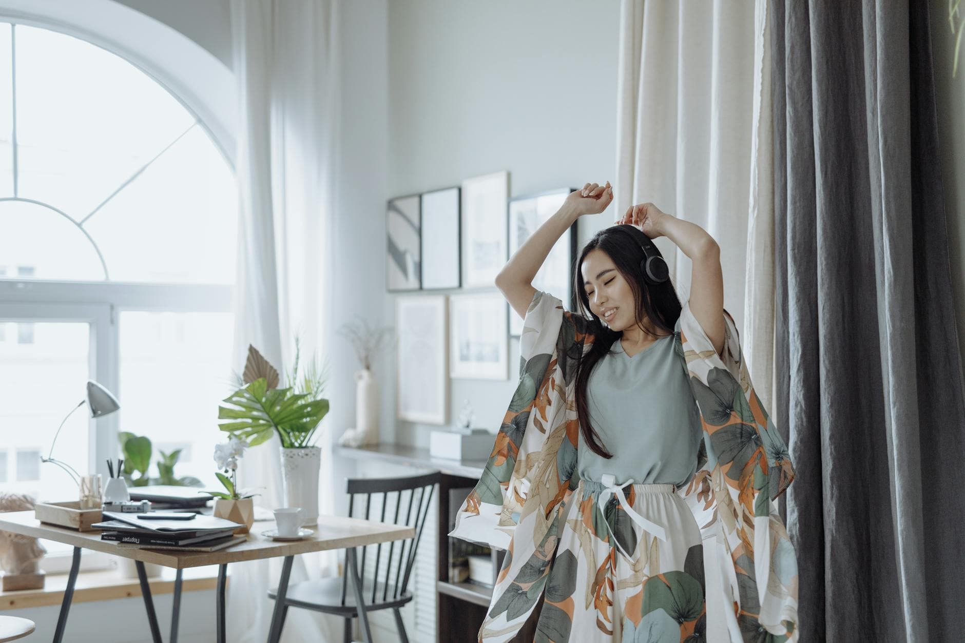 Femme de 27 ans souriante dans une ambiance chaleureuse