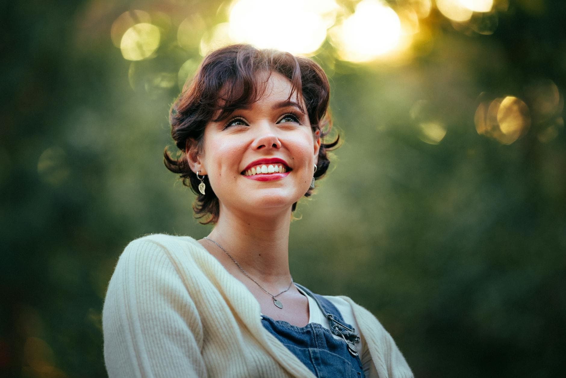 Femme de 29 ans au sourire complice, scène de vie