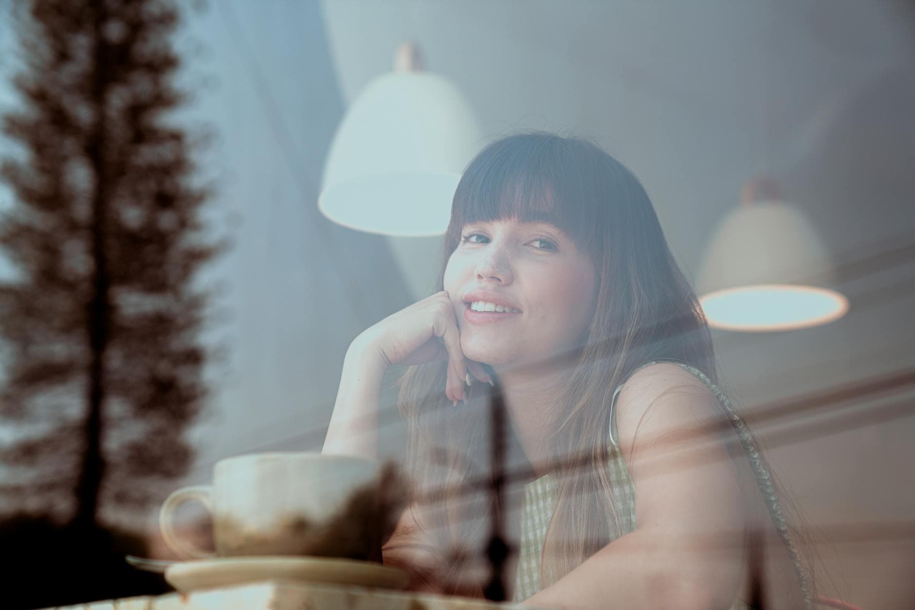 Femme de 30 ans rayonnante lors d'un moment de détente