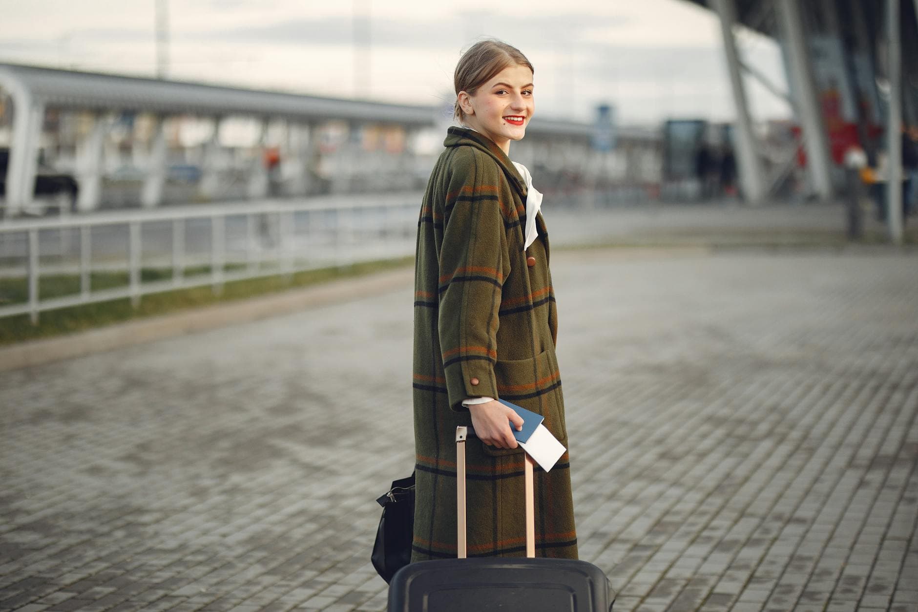 Femme de 32 ans souriante dans une ambiance chaleureuse