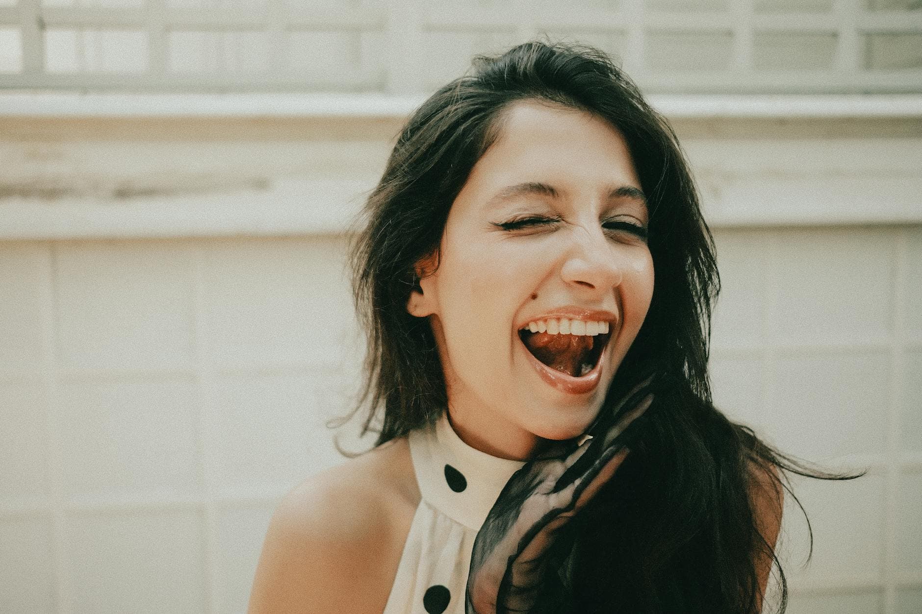 Femme de 34 ans au sourire complice, scène de vie