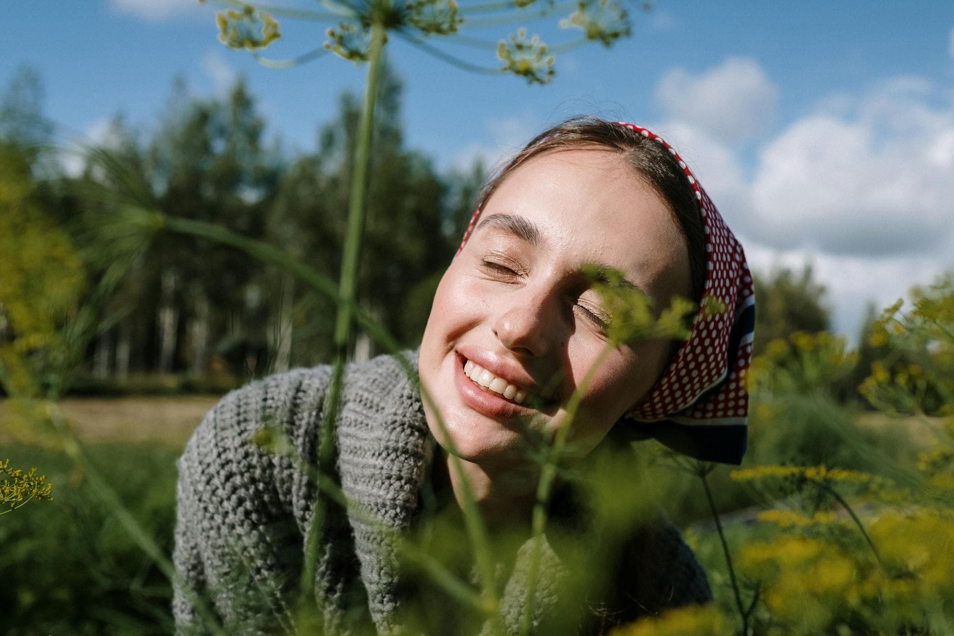 Portrait lumineux et naturel d'une femme de 39 ans