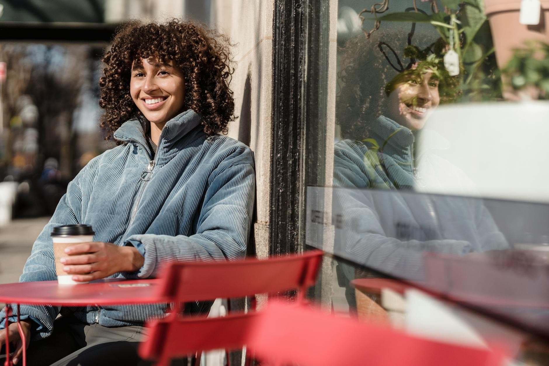 Femme de 44 ans pleine de joie, instant du quotidien