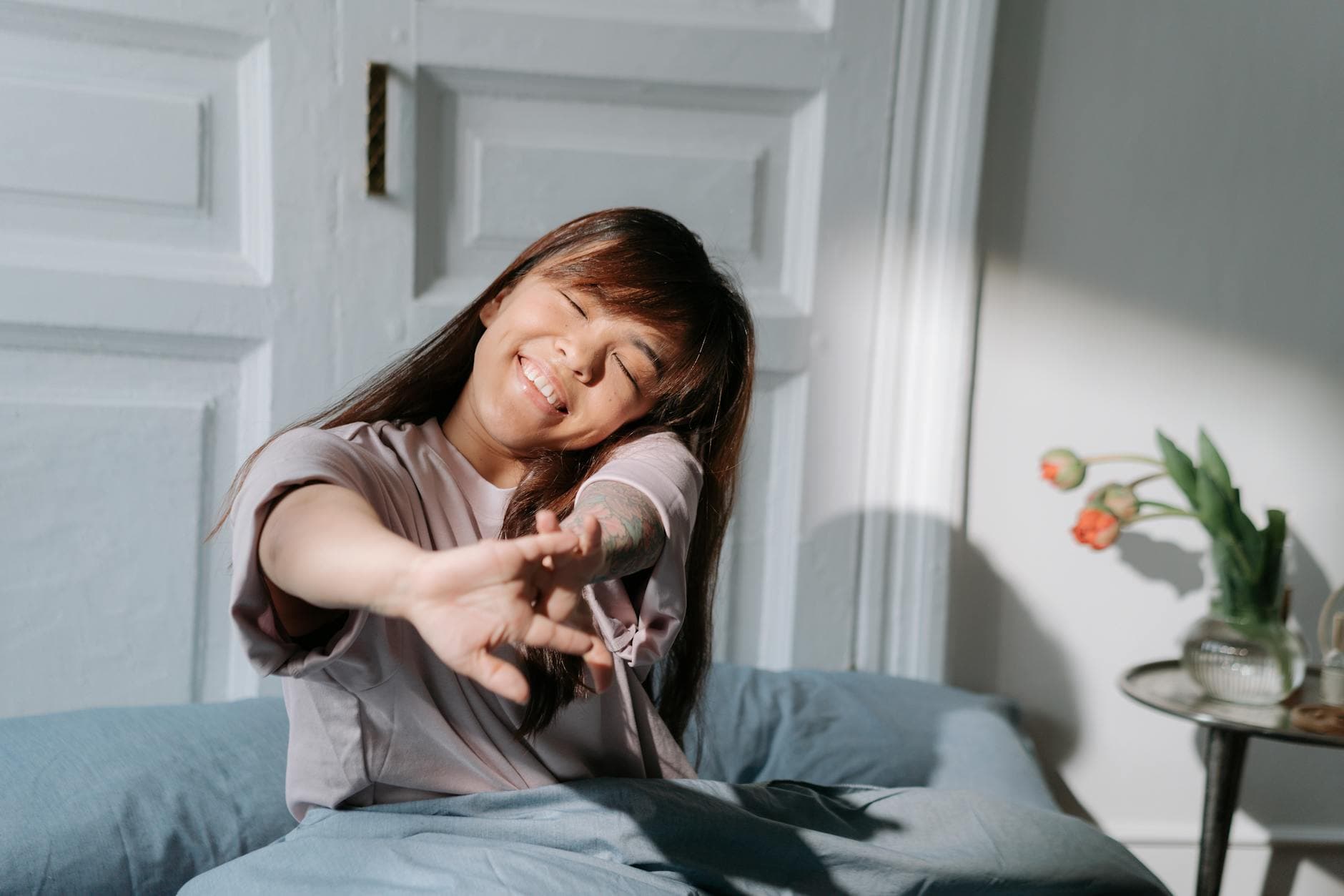 Femme de 47 ans au sourire complice, scène de vie
