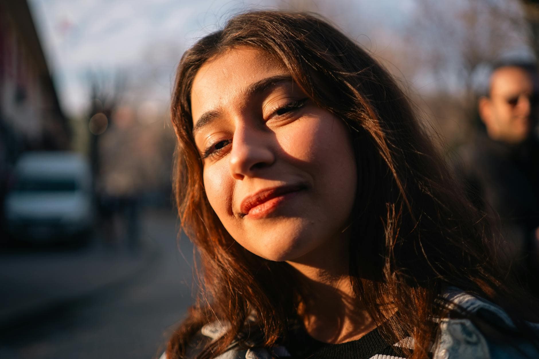 Portrait lumineux et naturel d'une femme de 51 ans