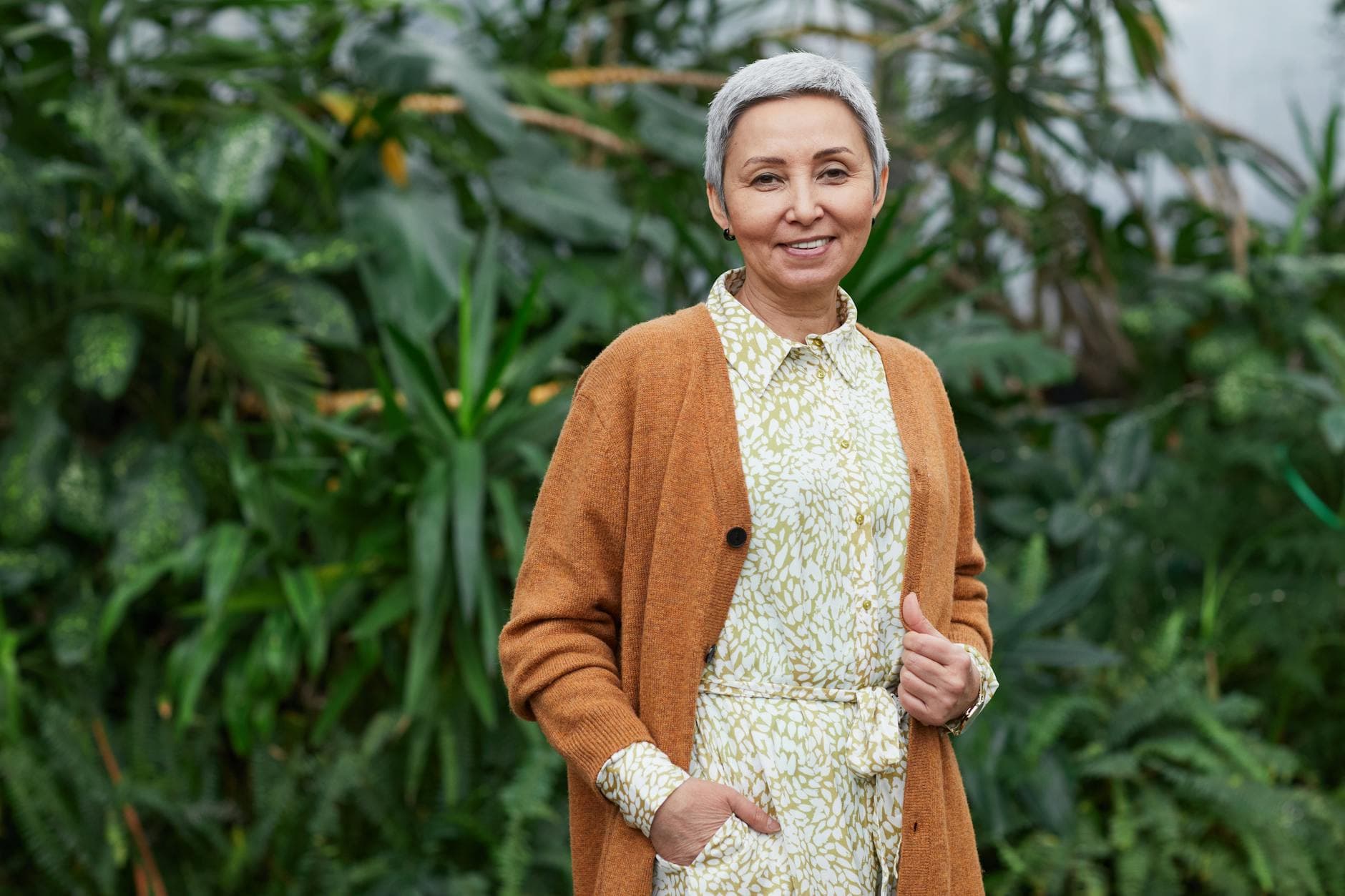 Femme de 56 ans souriante dans une ambiance chaleureuse