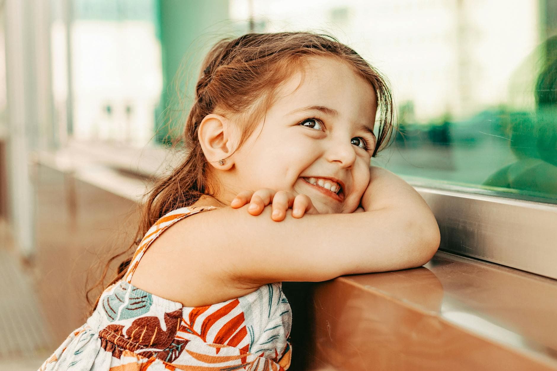 Fille de 10 ans rayonnante, instant de complicité