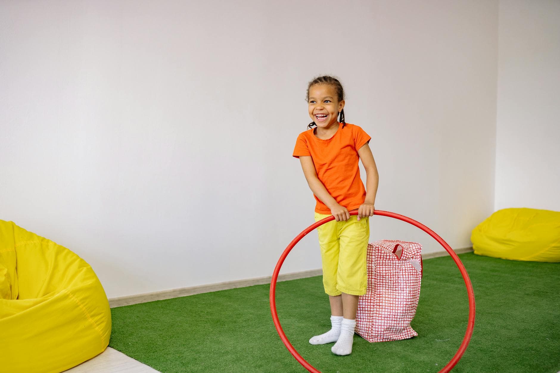 Portrait lumineux d'une fille de 11 ans qui rit