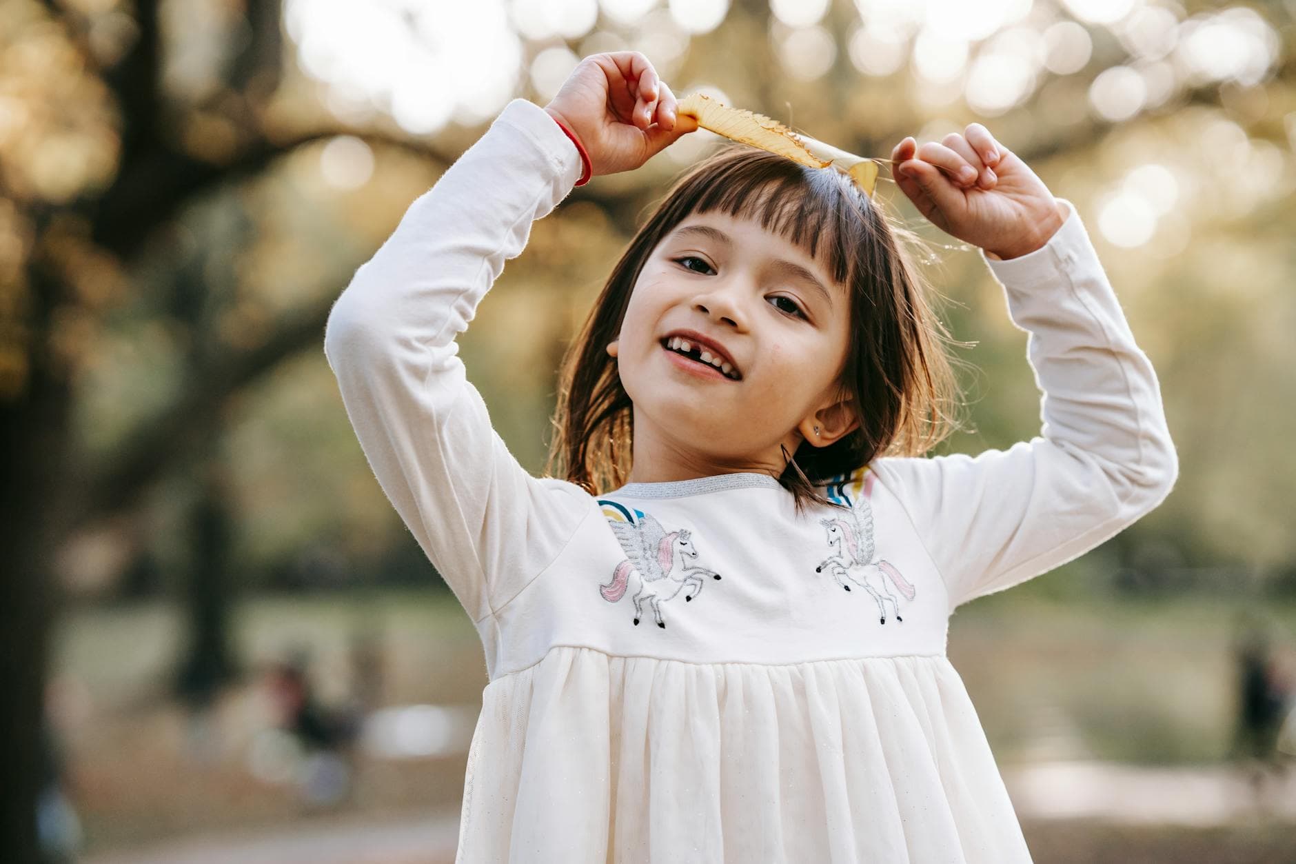 Portrait lumineux d'une fille de 4 ans qui rit
