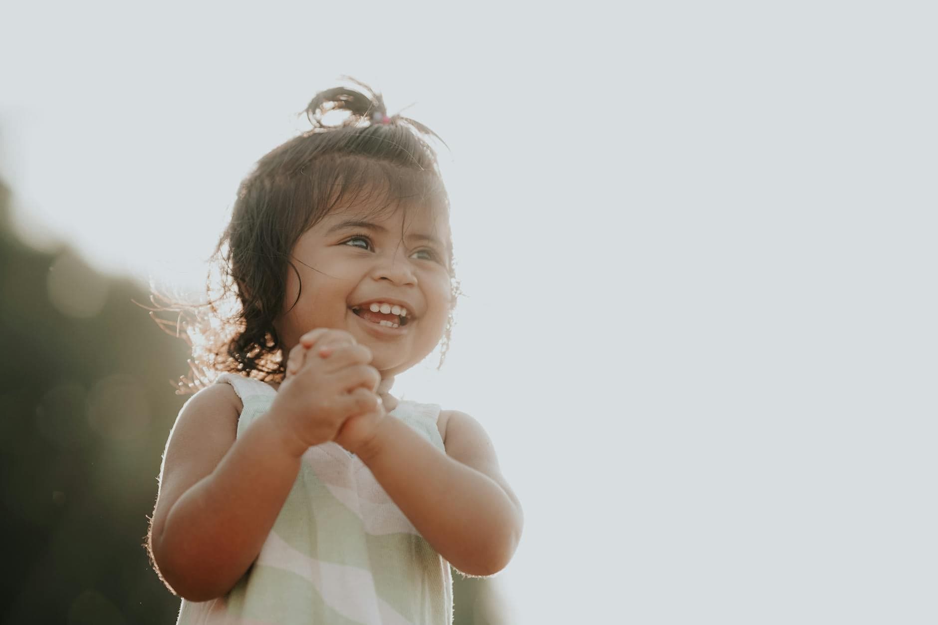 Petite fille de 6 ans souriante en extérieur