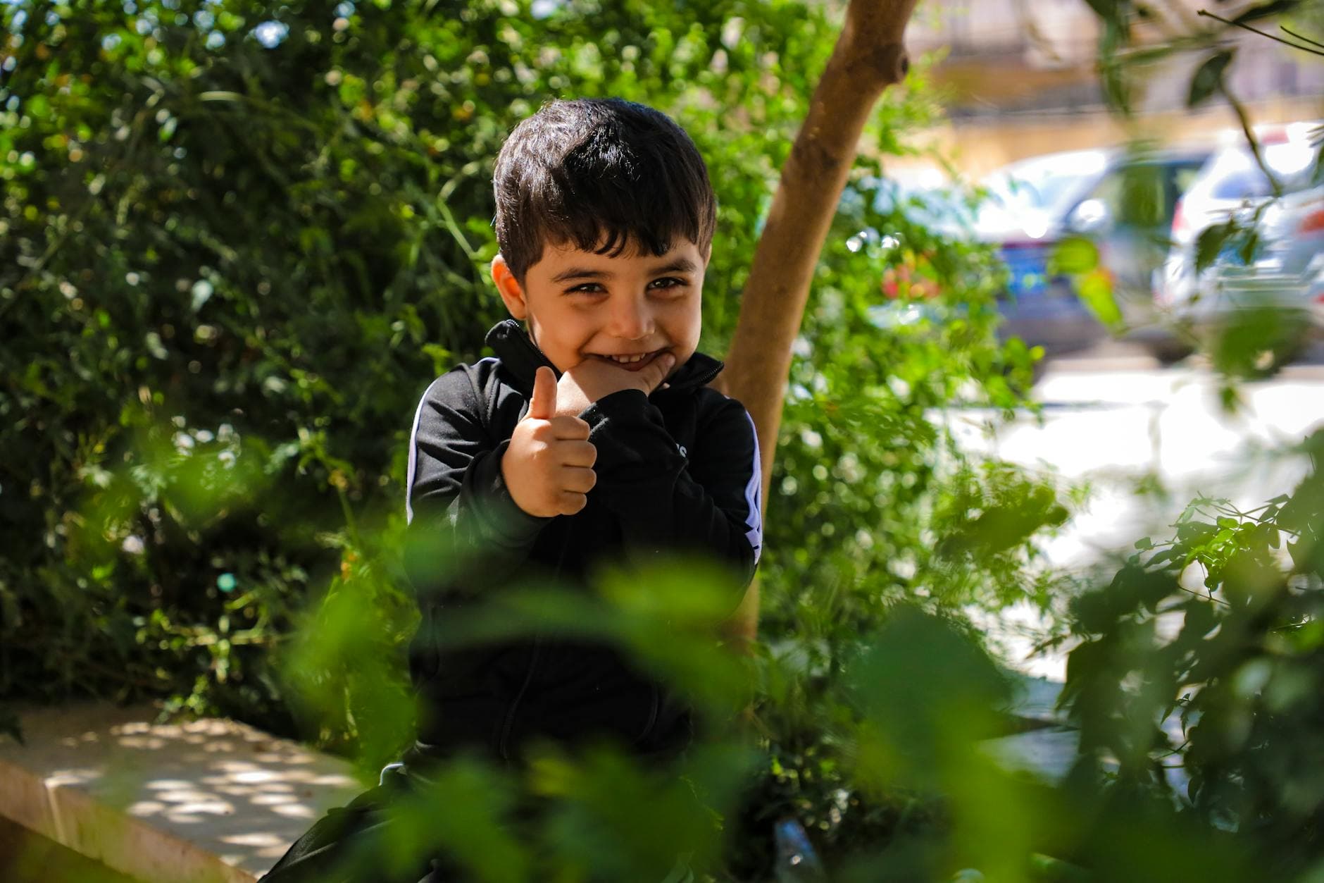 Petit garçon de 10 ans souriant et plein de joie