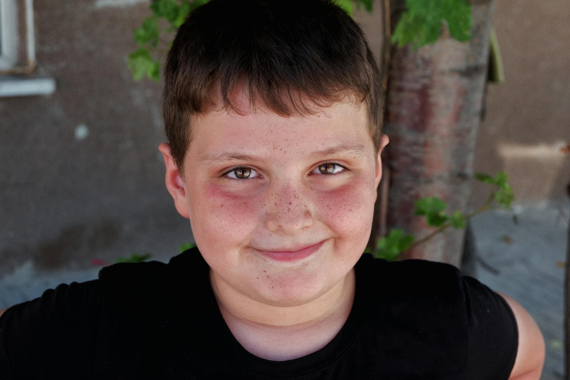 Garçon de 12 ans rayonnant, instant de complicité