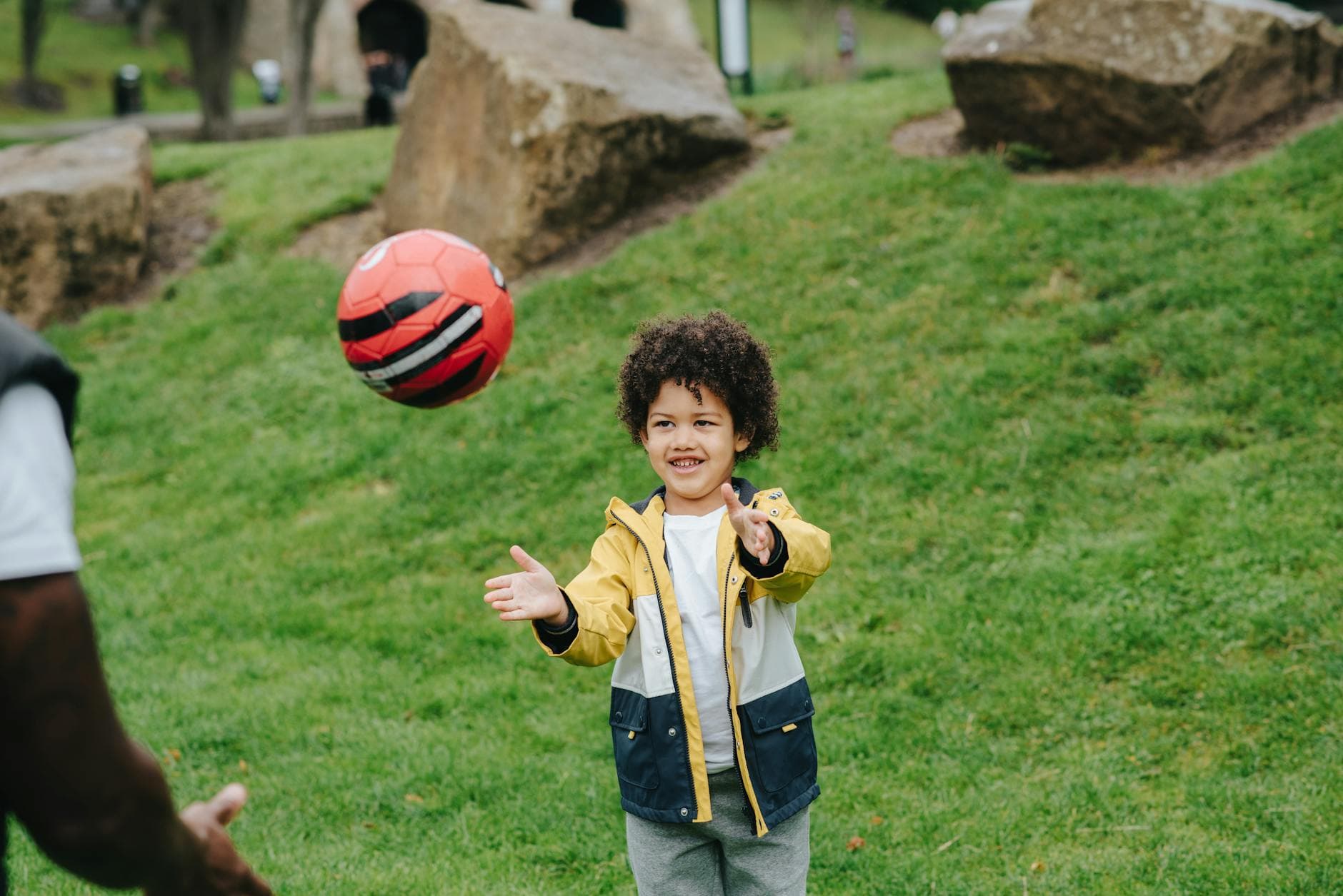 Petit garçon de 4 ans épanoui en pleine lumière