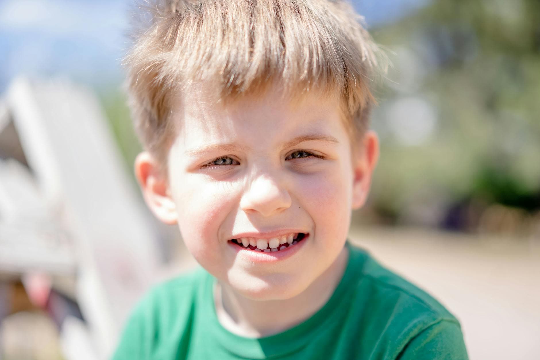Petit garçon de 8 ans souriant en extérieur