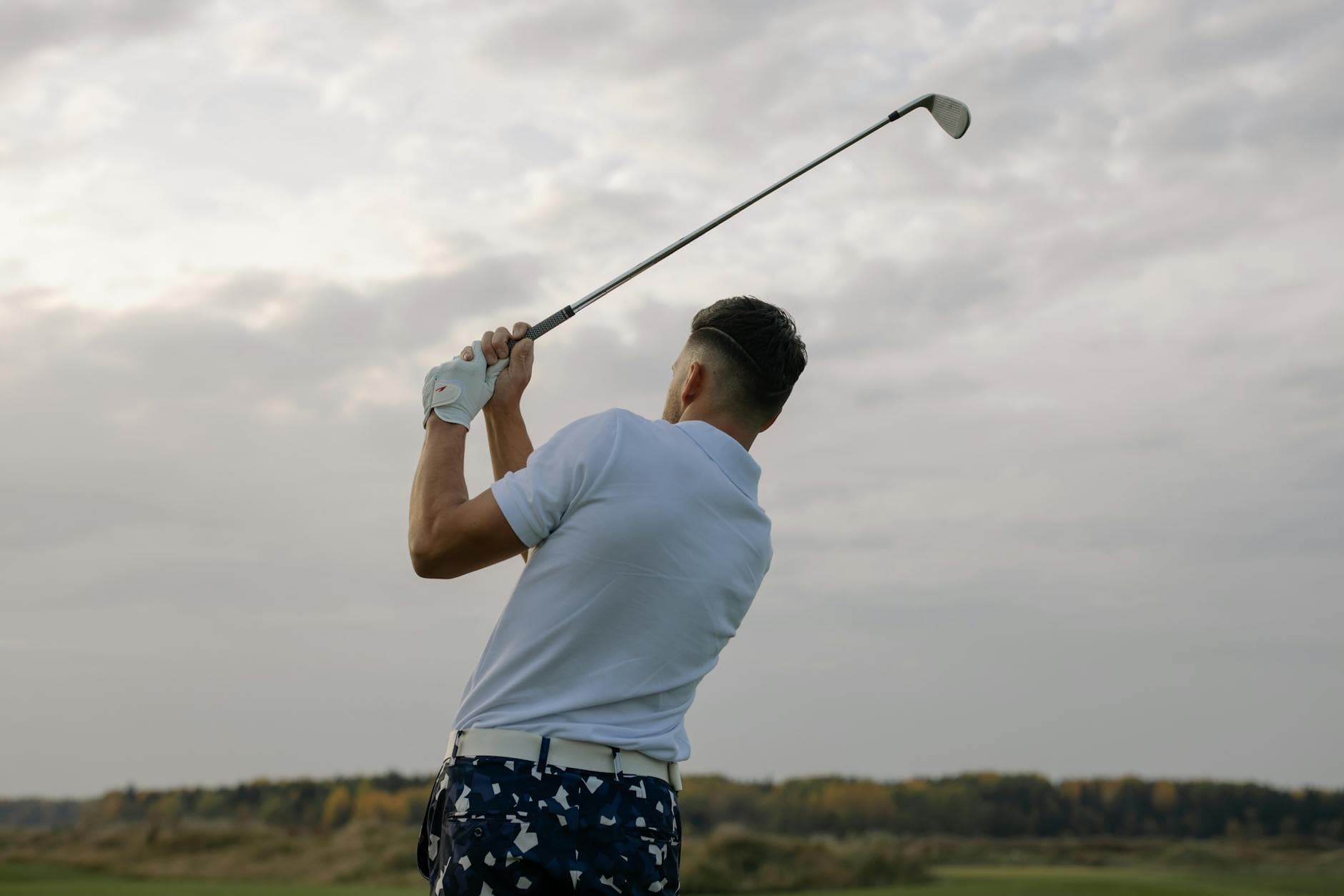 Golfeur sur un parcours en plein swing