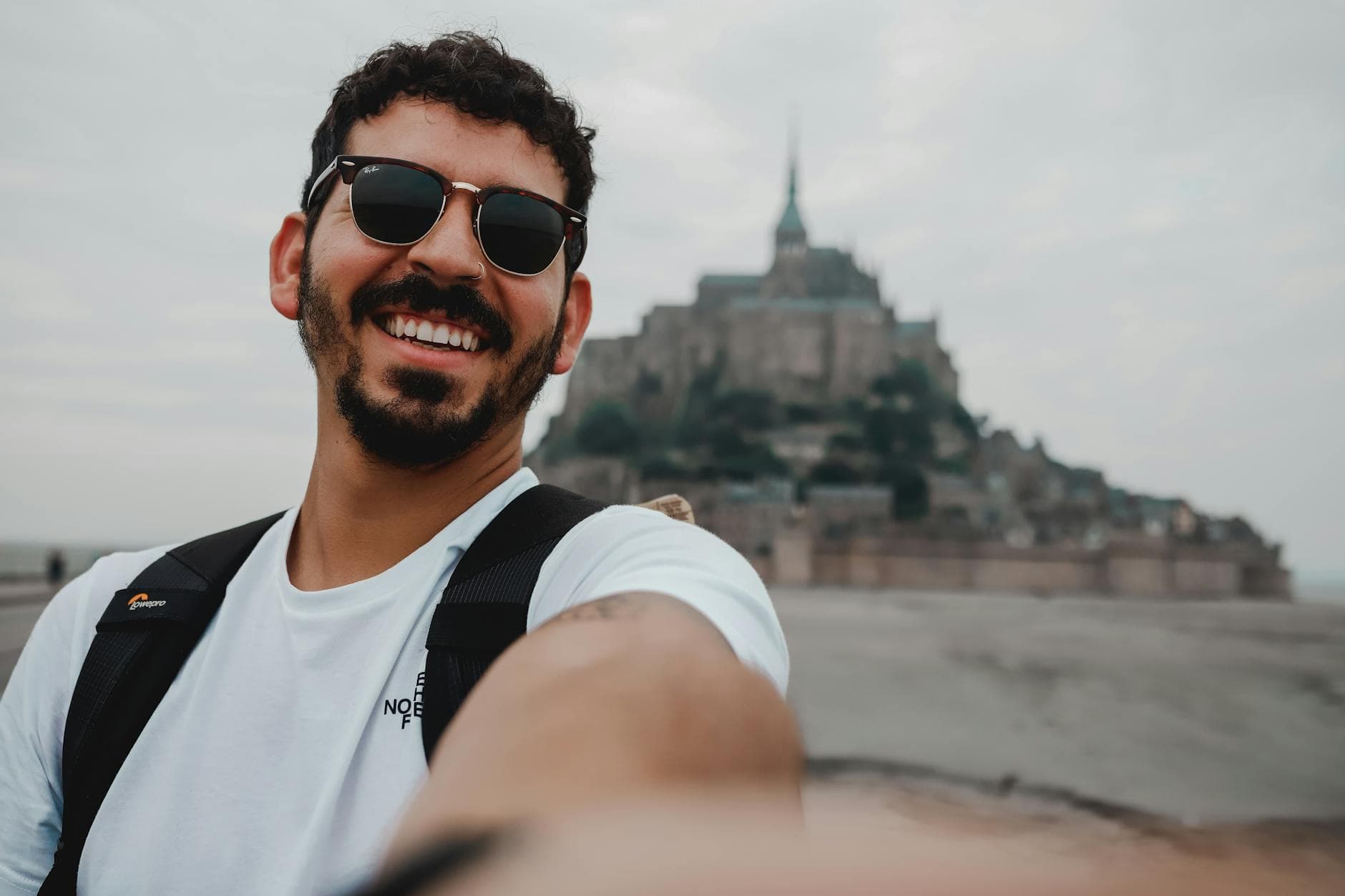 Homme de 18 ans détendu lors d'un moment convivial