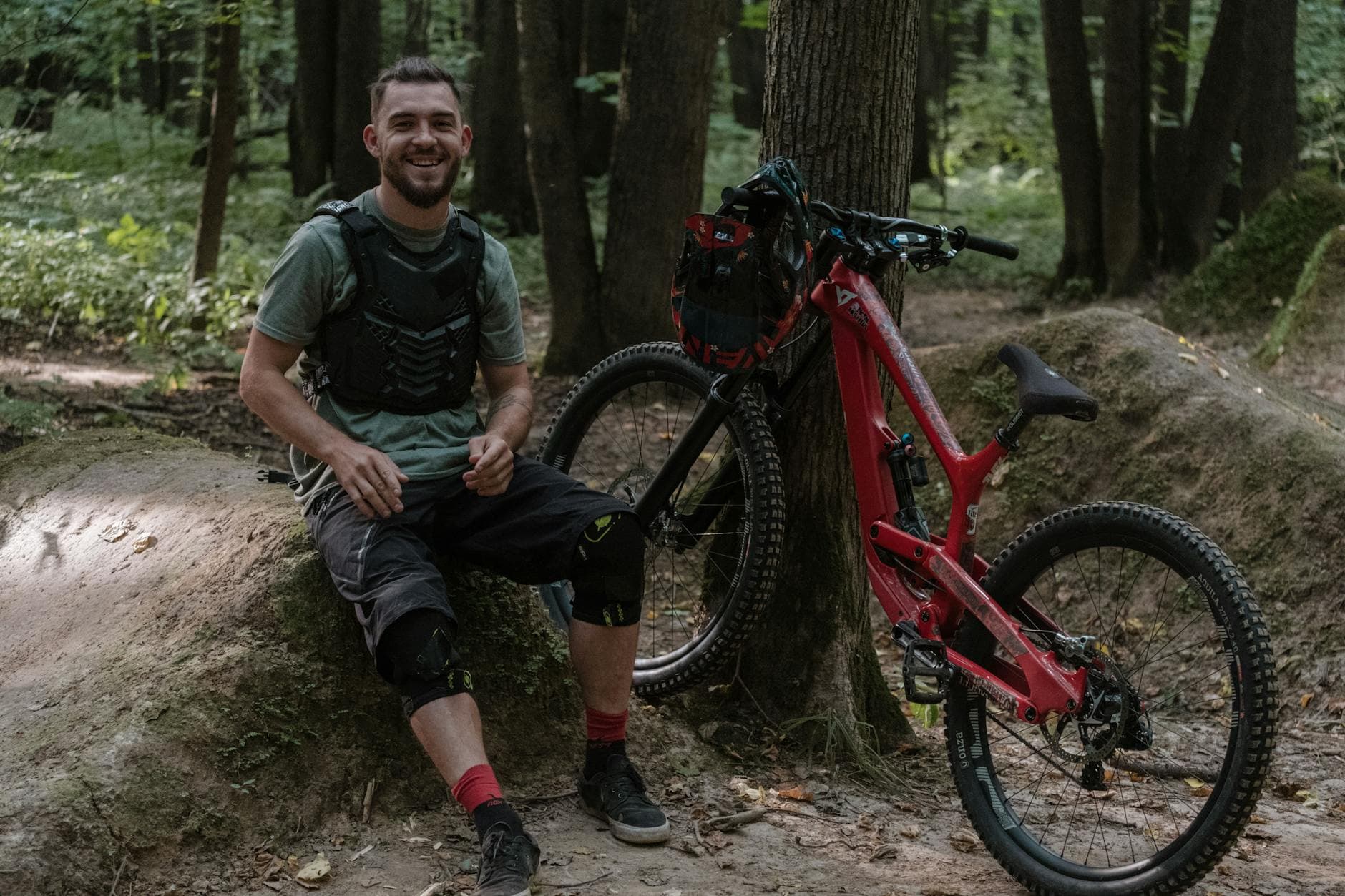 Homme de 21 ans détendu lors d'un moment convivial