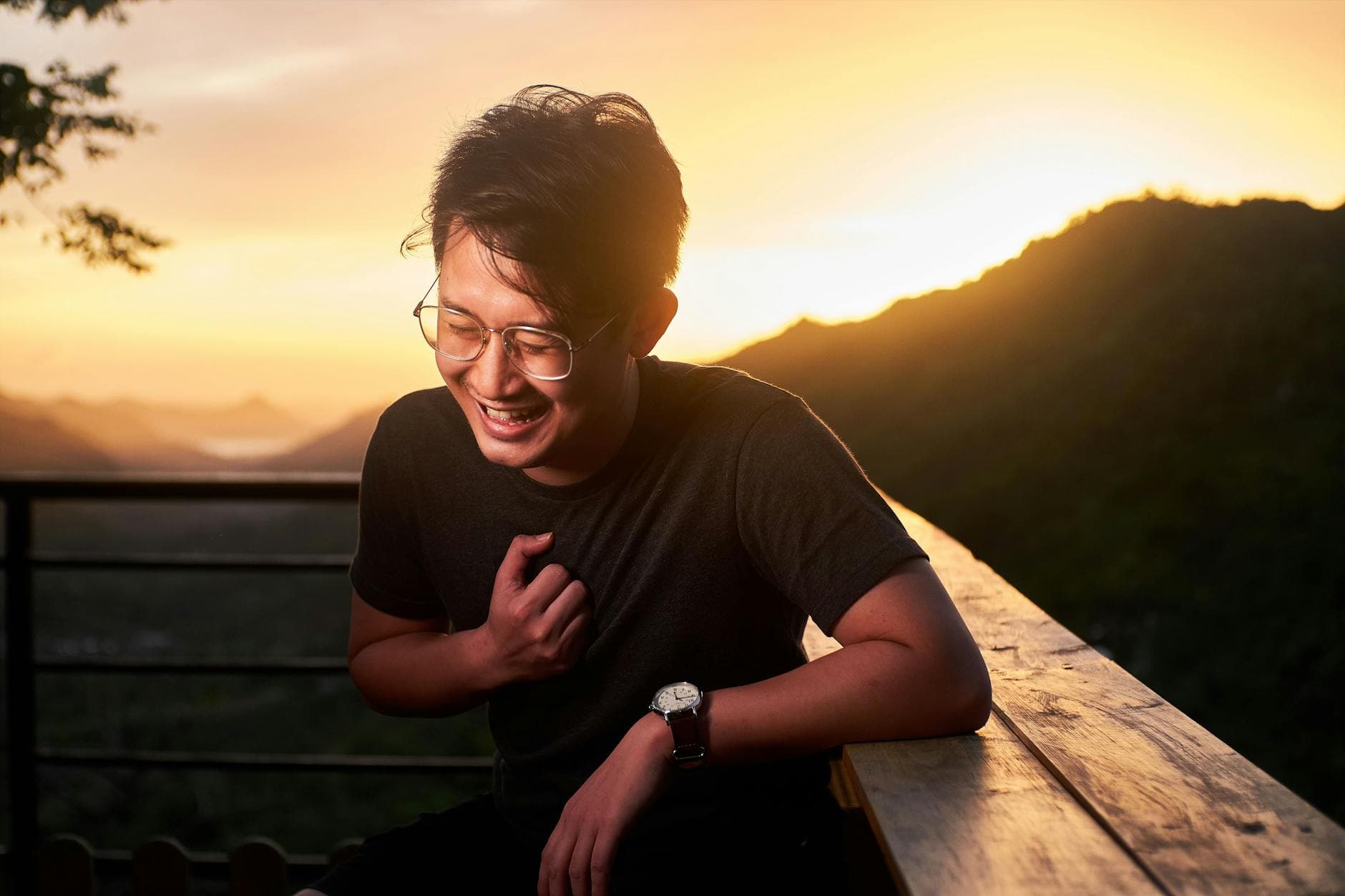 Homme de 23 ans souriant dans une ambiance chaleureuse