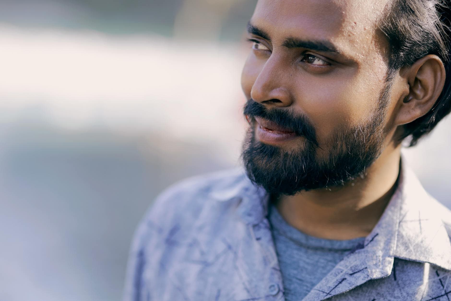 Portrait lumineux et naturel d'un homme de 24 ans