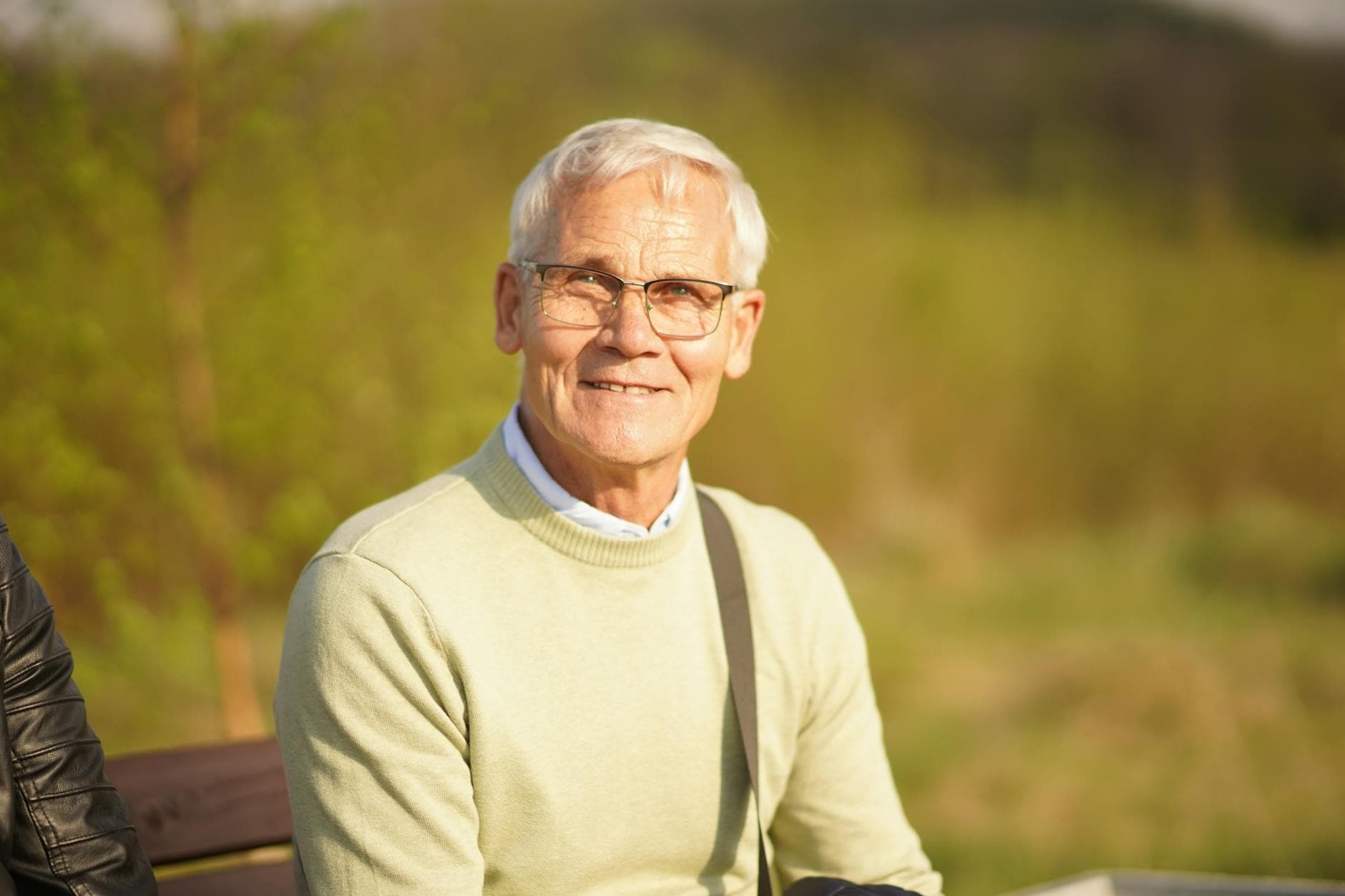 Homme de 25 ans au sourire franc, scène de vie