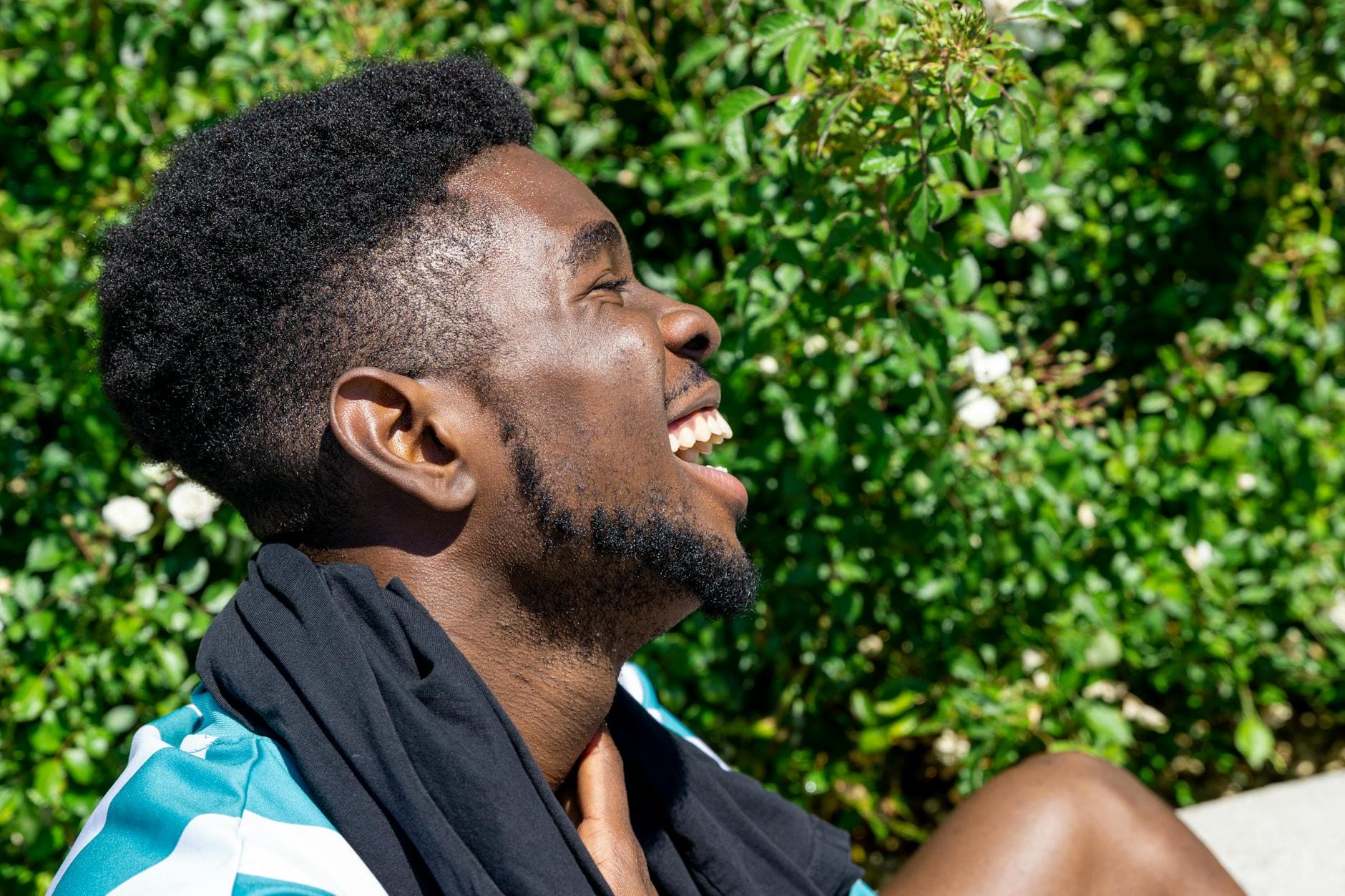 Homme de 29 ans souriant dans une ambiance chaleureuse