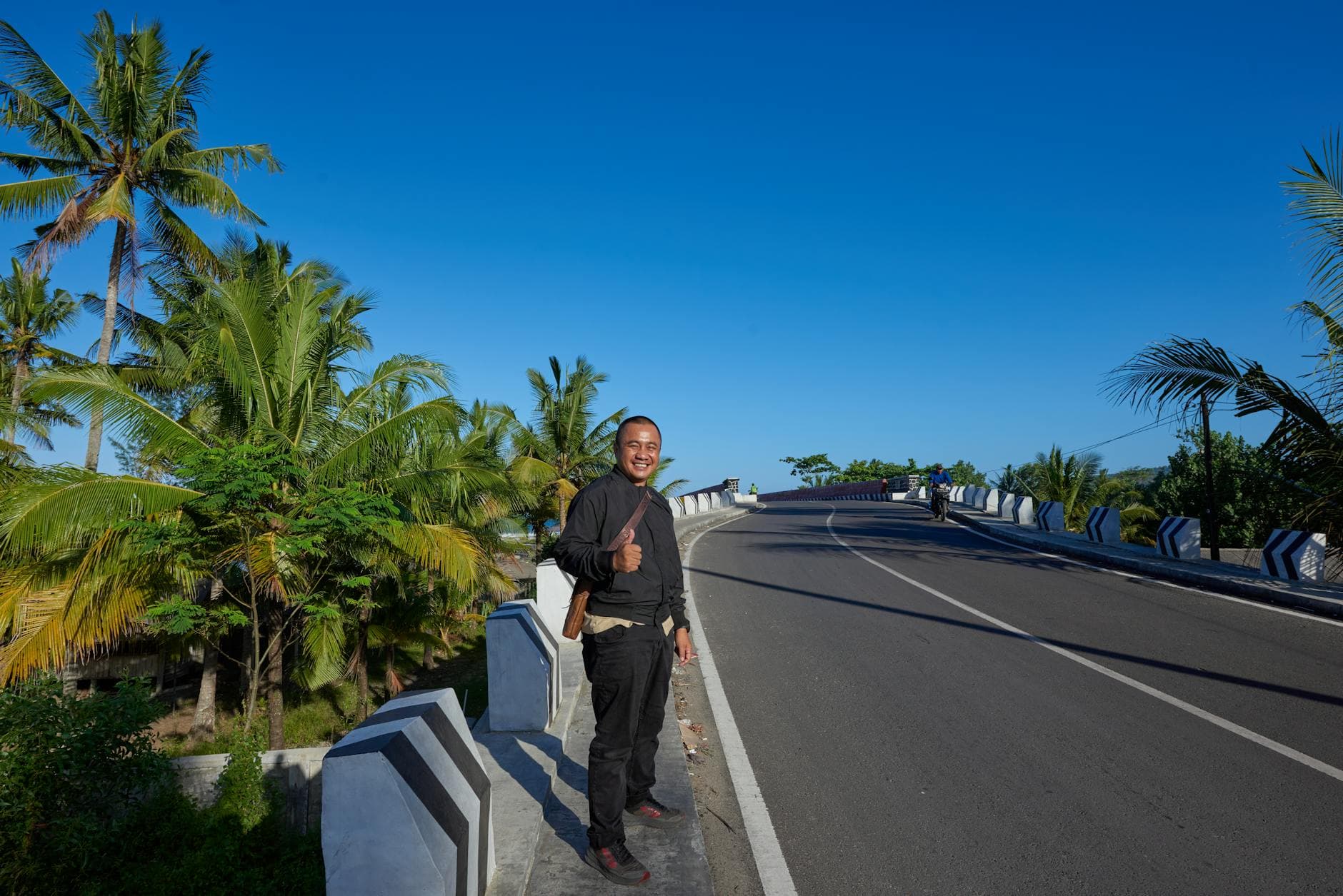 Homme de 32 ans souriant dans une ambiance chaleureuse