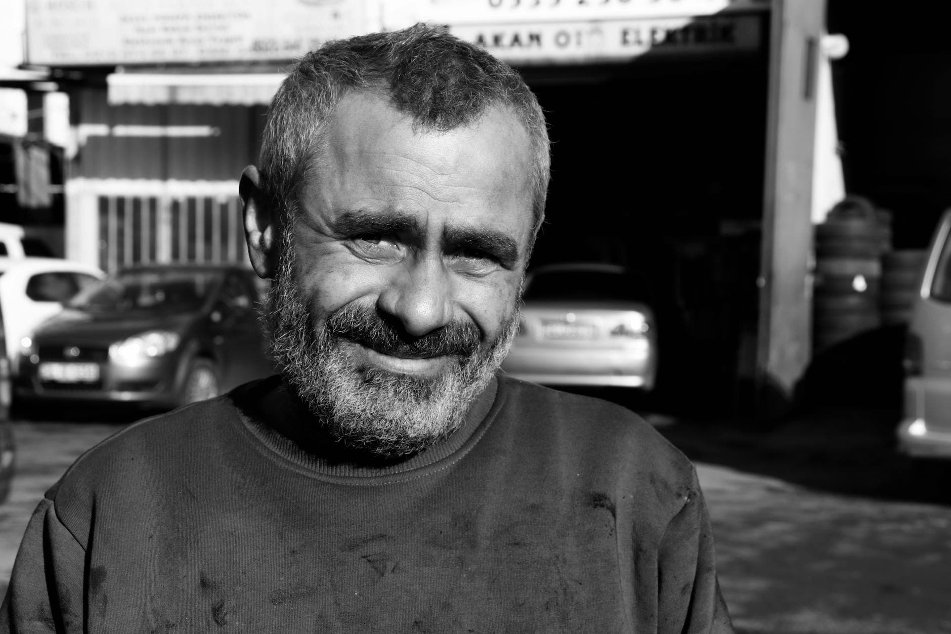 Homme de 38 ans souriant dans une ambiance chaleureuse