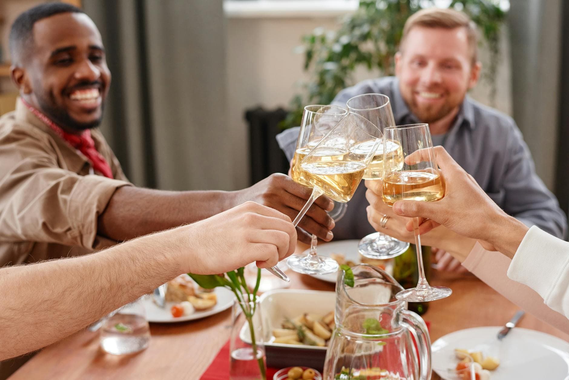 Homme de 45 ans détendu lors d'un moment convivial