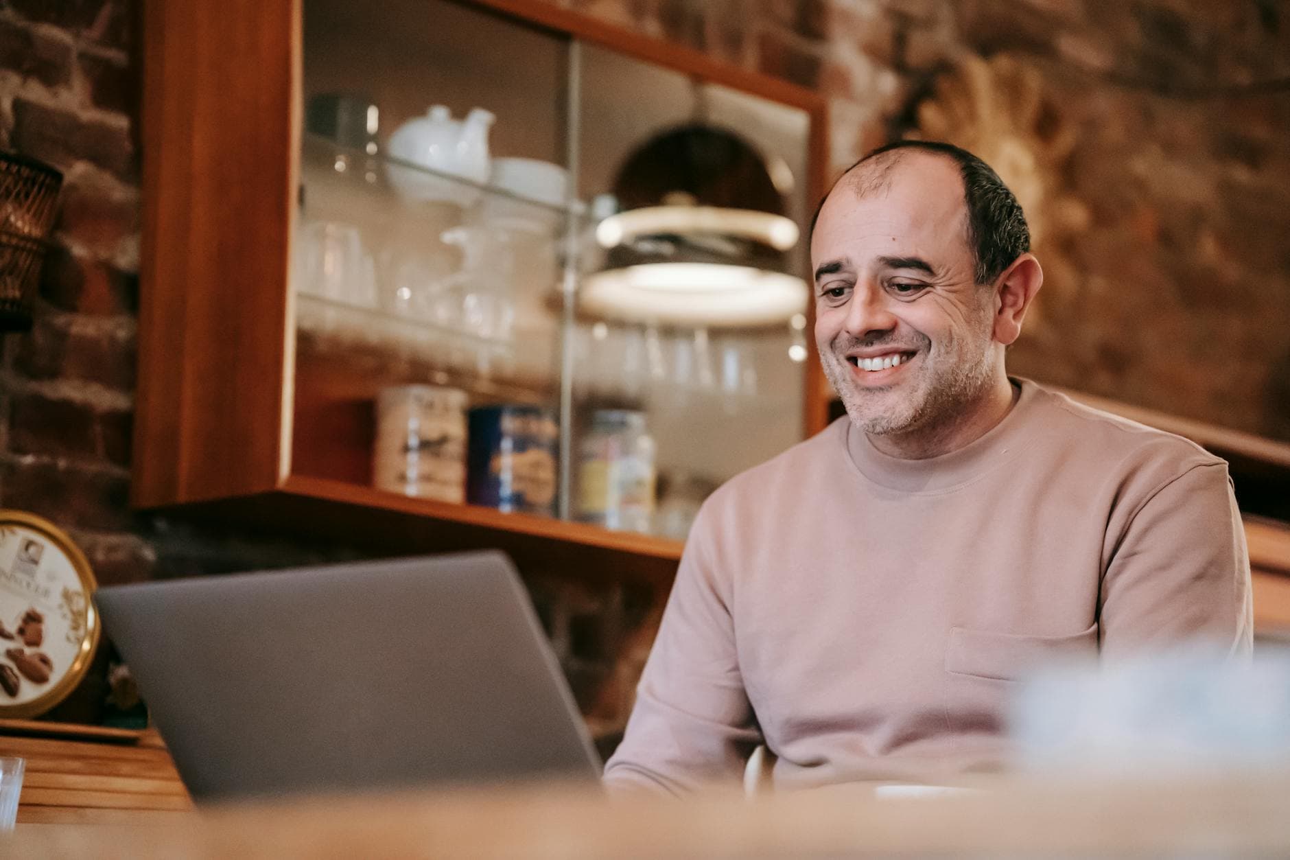 Homme de 47 ans souriant dans une ambiance chaleureuse