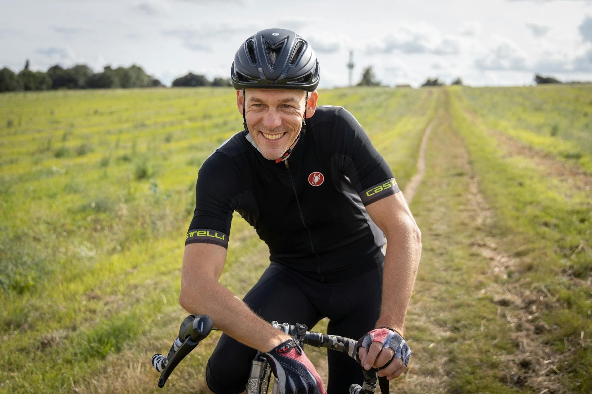 Homme de 49 ans au sourire franc, scène de vie