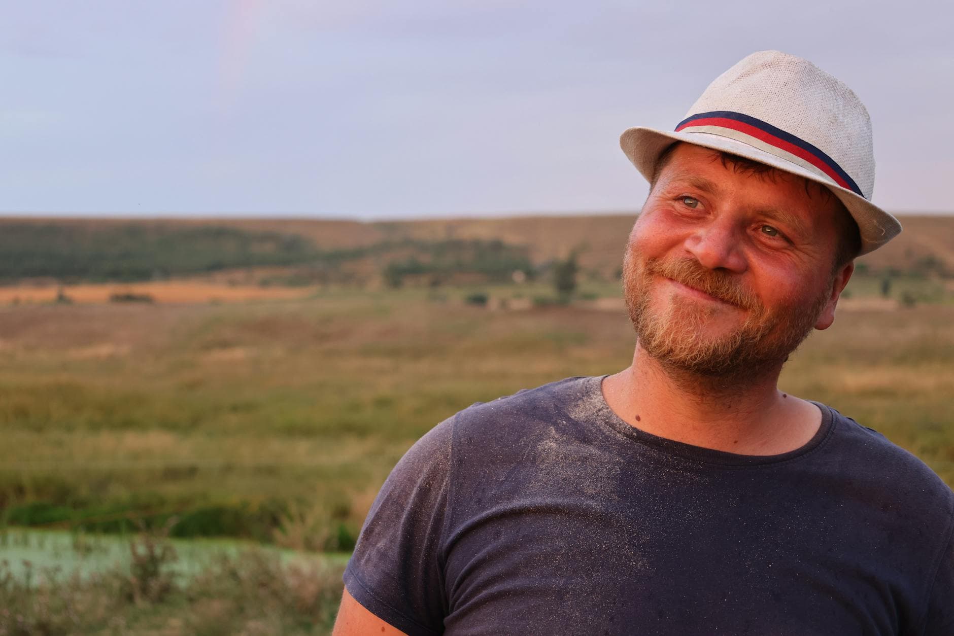 Portrait lumineux et naturel d'un homme de 57 ans