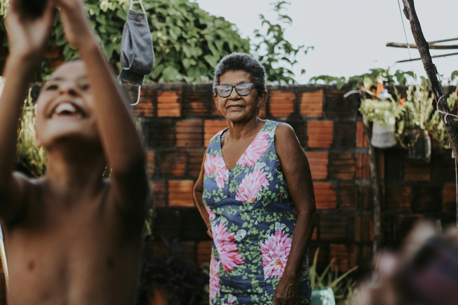 Mamie de 60 ans épanouie lors d'un moment en famille