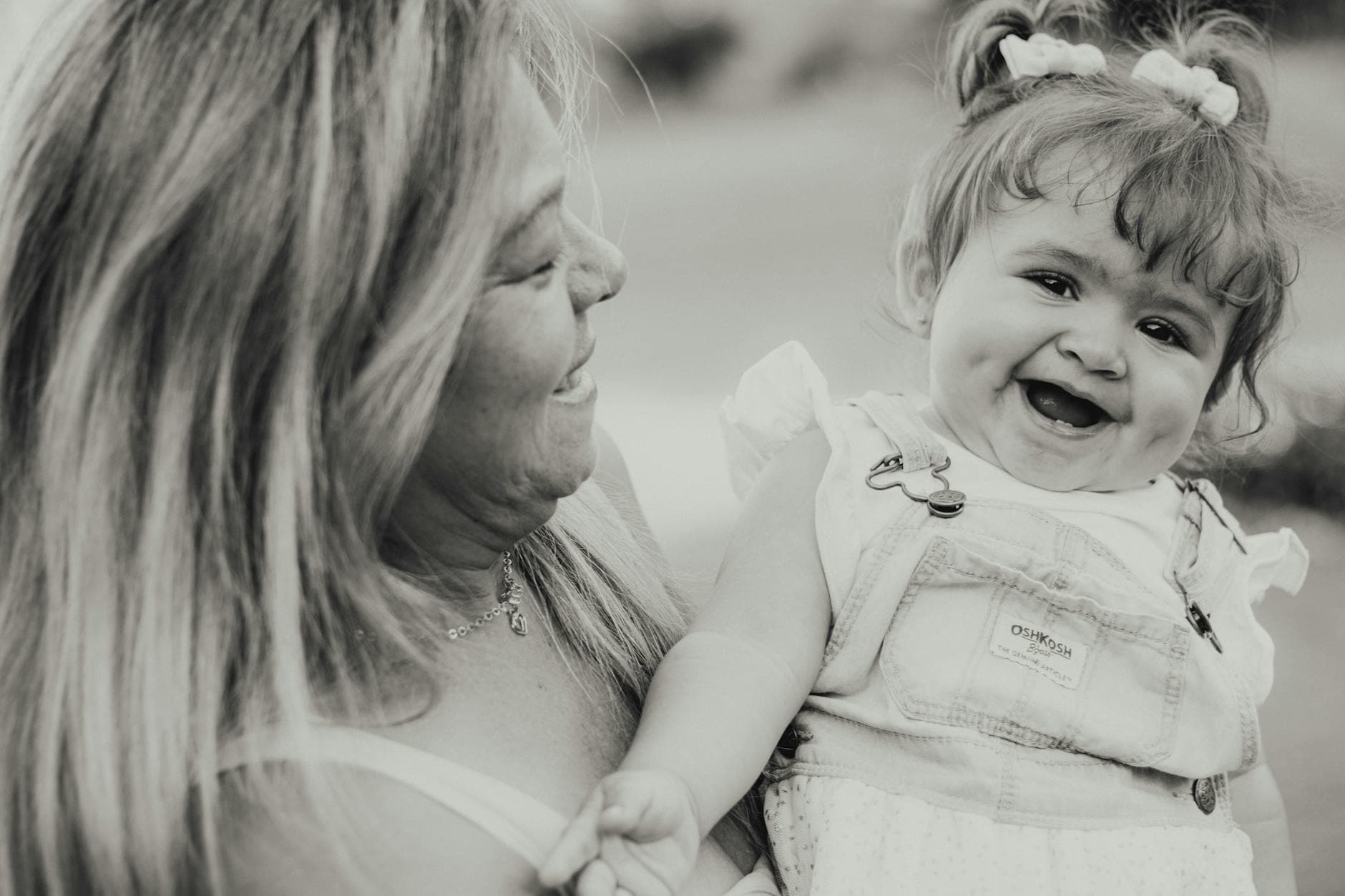 Grand-mère de 62 ans souriante et chaleureuse