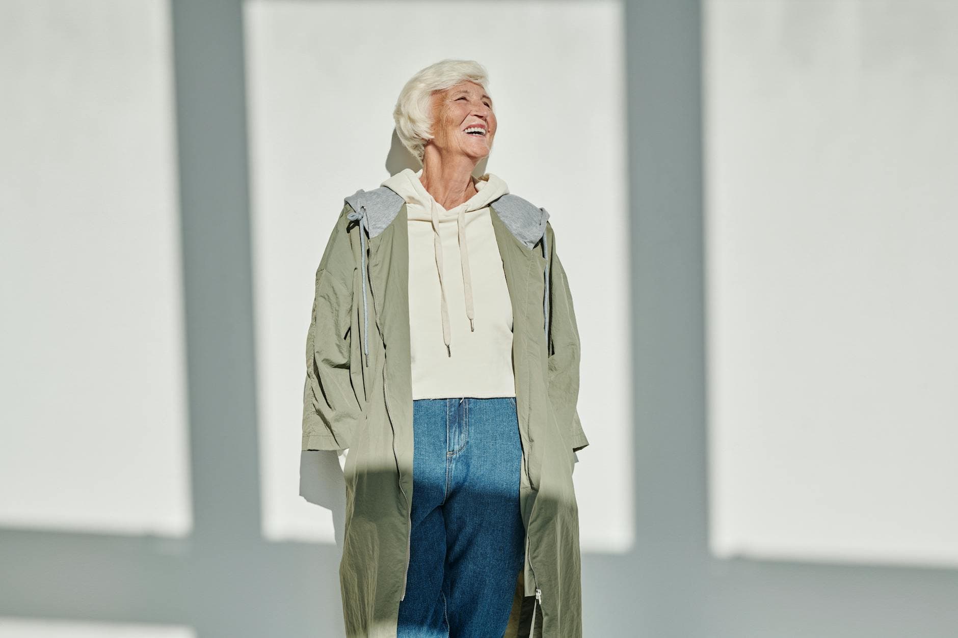 Grand-mère de 63 ans rayonnante sous une lumière douce