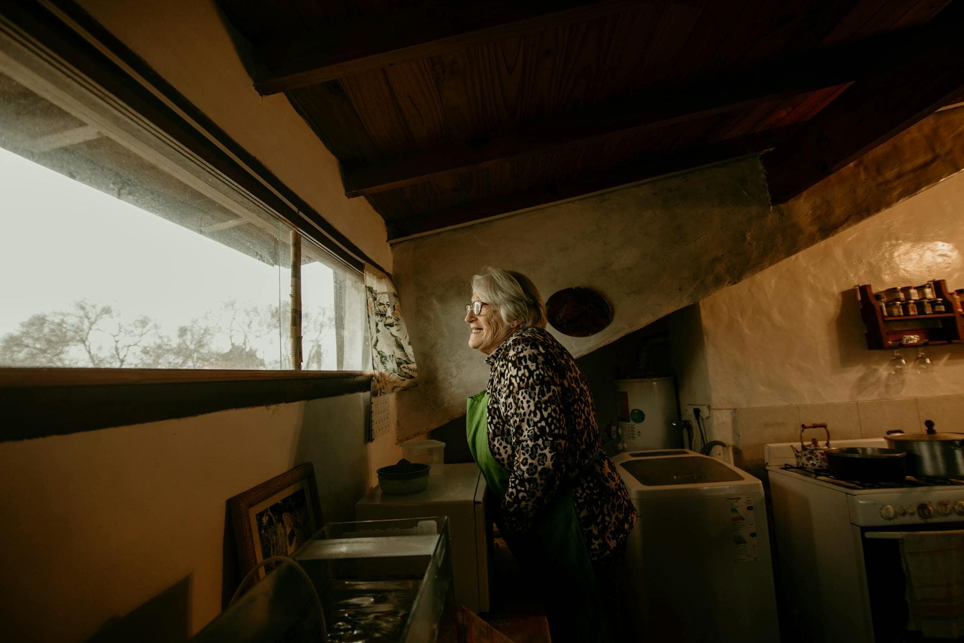Mamie de 64 ans au sourire tendre, scène de vie