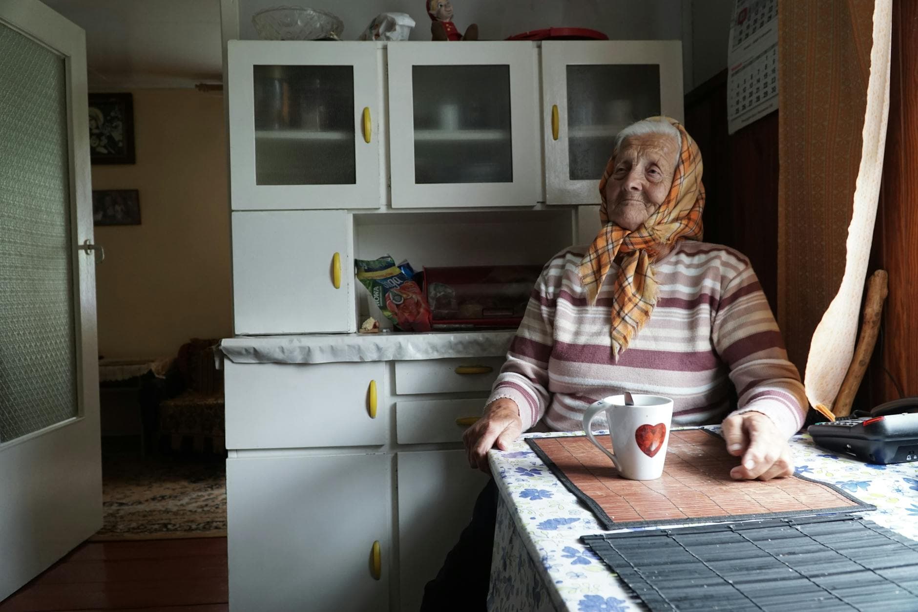 Grand-mère de 65 ans joyeuse en extérieur